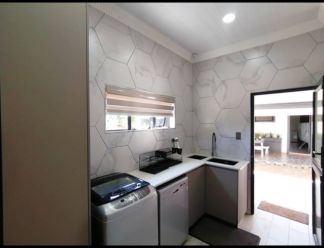 6 BEDROOM FREESTANDING FOR SALE IN WILKOPPIES